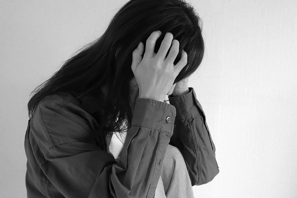頭を抱える女性